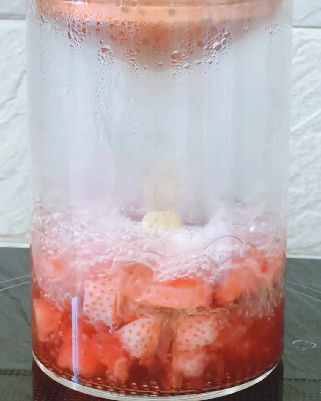 いちごを蒸留中の様子