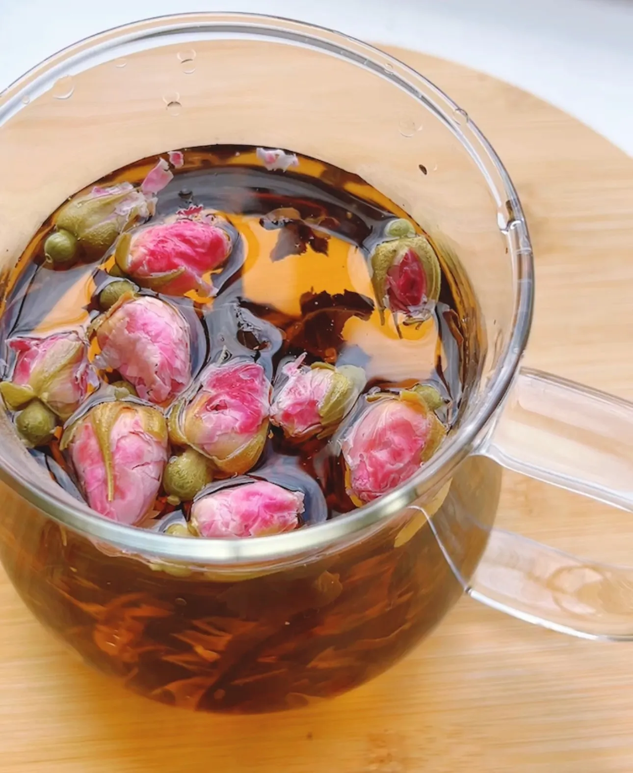玫瑰花を浮かべた薬膳茶